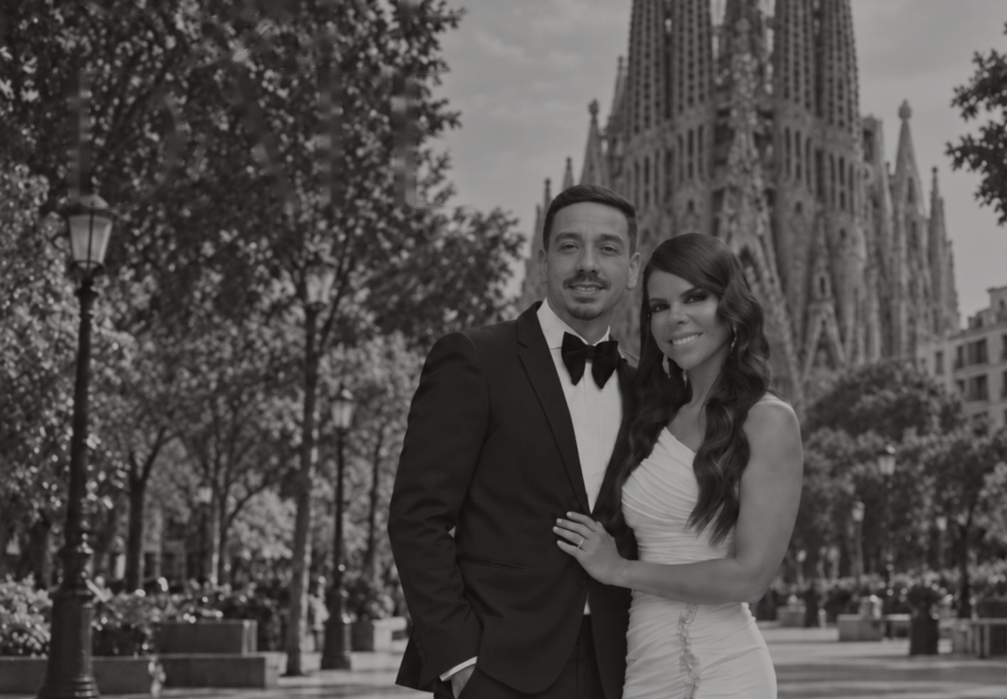 Maurent y Julián frente a la Sagrada Família, en blanco y negro